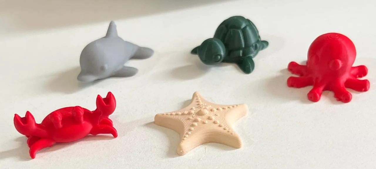 Golfinho cinza, tartaruga verde, polvo vermelho, caranguejo vermelho e estrela-do-mar bege sobre fundo claro