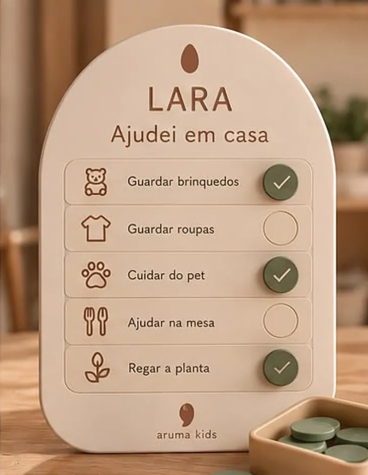 Placa Ajudei em casa, com tarefas domésticas e marcadores redondos