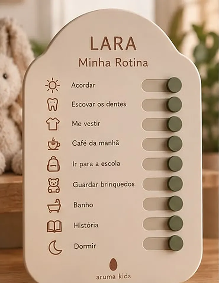 Placa Minha Rotina em tom linho, com tarefas do dia e marcadores verdes que deslizam