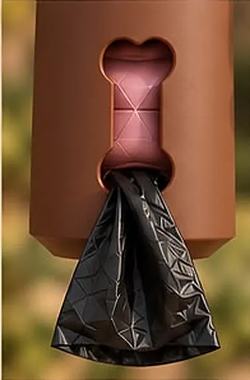 Detalhe do porta-saquinho com um saquinho saindo pela abertura em forma de osso